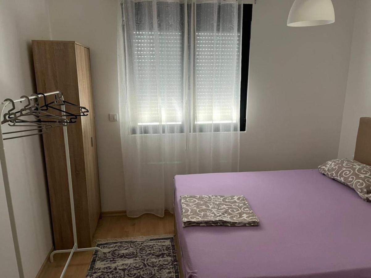 Lovely Pink Flat Apartment Podgoriţa Exterior foto
